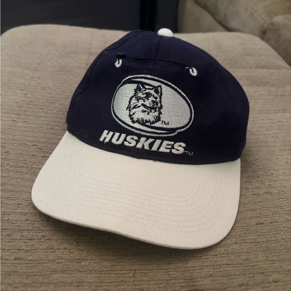 Vintage UConn Huskies Cap - Navy and White - Picture 1 of 4